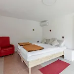 Appartement Under The Rock-Jacuzzi-400Y Stone House