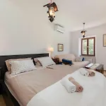 Under The Rock-Jacuzzi-400Y Stone House