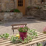 Under The Rock-Jacuzzi-400Y Stone House