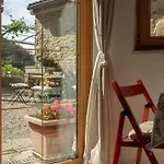 Under The Rock-Jacuzzi-400Y Stone House