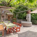 Appartement Under The Rock-Jacuzzi-400Y Stone House *