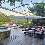 Under The Rock-Jacuzzi-400Y Stone Property *