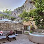Under The Rock-Jacuzzi-400Y Stone Property