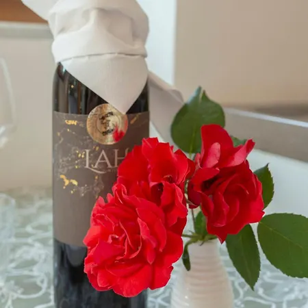 Апартаменты Under The Rock House In With Hot Tub Osp
