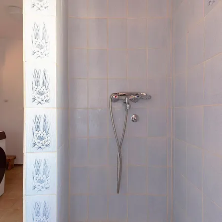 Апартаменты Under The Rock House In With Hot Tub Osp