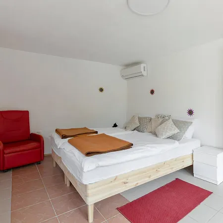 Apartamento Under The Rock House In With Jacuzzi