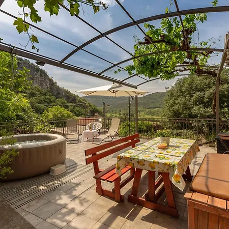 Under The Rock-Jacuzzi-400Y Stone House