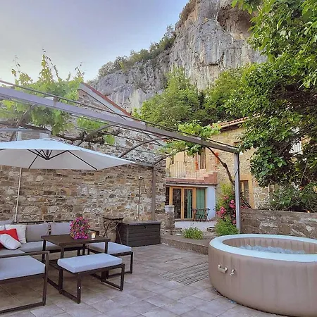 Under The Rock-jacuzzi-400y Stone