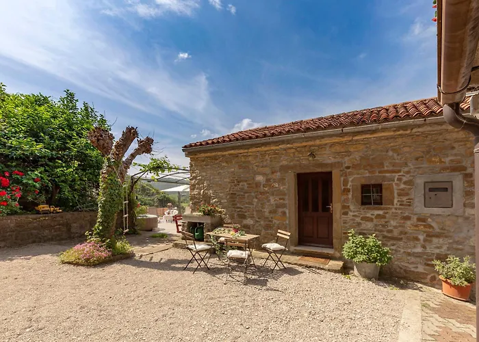 Apartment Under The Rock In Osp アパート Osp