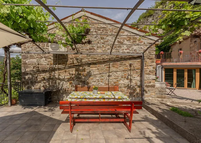 Apartment Under The Rock In Osp アパート *