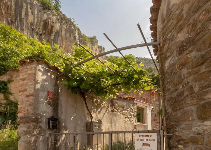 Apartment Under The Rock In Osp アパート